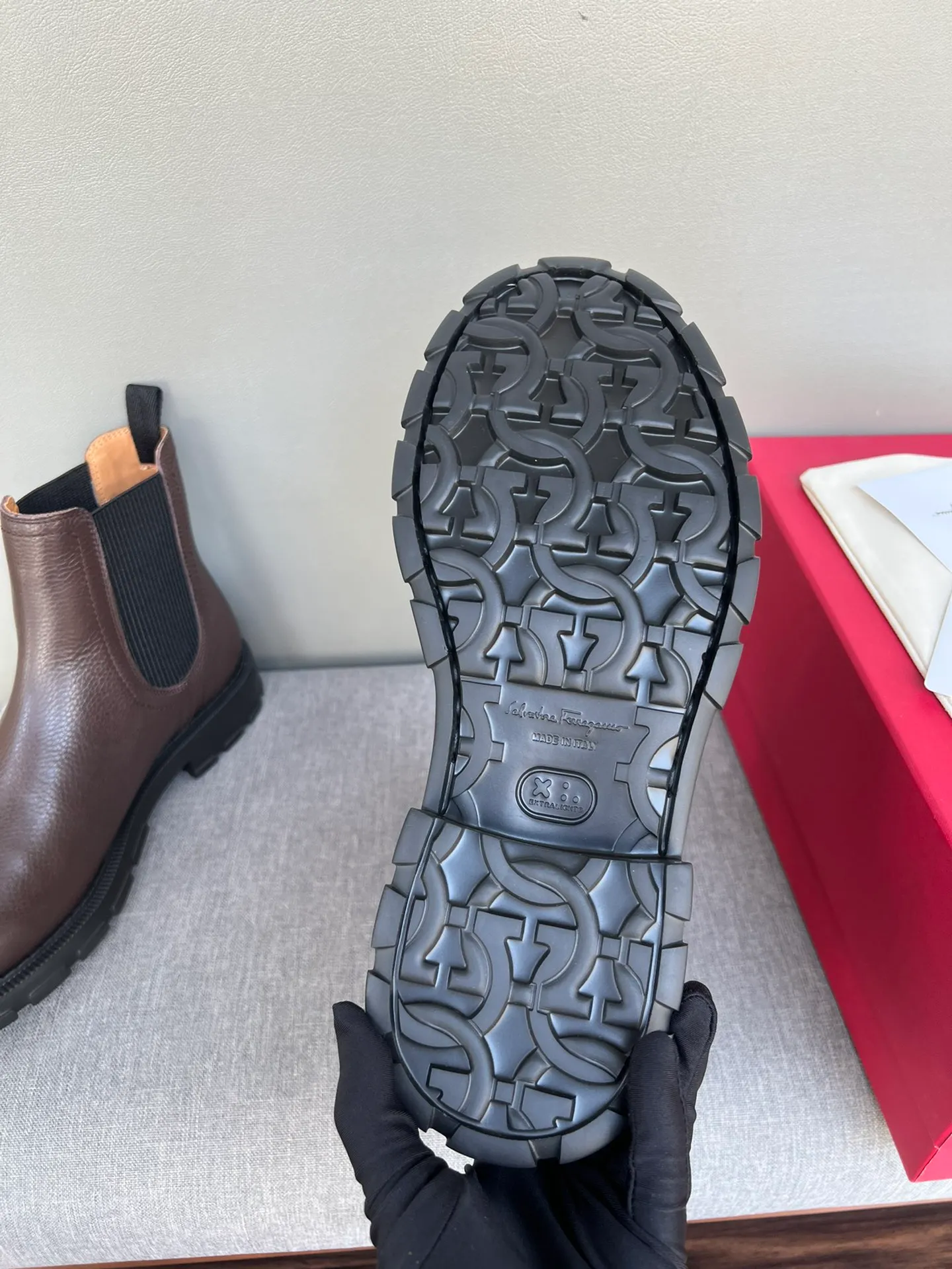 [Ferragamo] Top P: 1000💰 Number of yards: 39~44 (38.45 custom-made, non-refundable) Ferragamo winter series, original 1:1 development, casual men's short boots, original quality, exclusive new Ferragamo autumn and winter new high-top men's shoes, exquisite hand-stitching, workmanship details comparable to counters, imported calfskin upper, cowhide lining, original foam outsole.